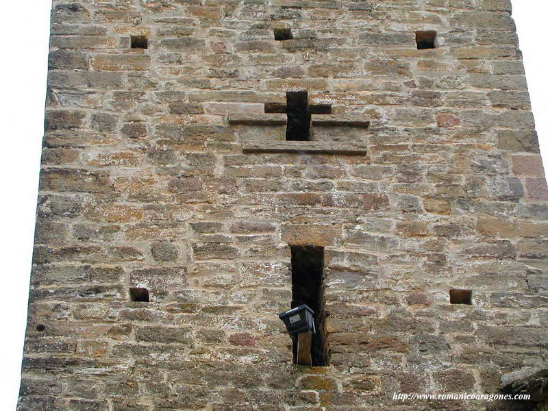 LIENZO NORTE DE LA TORRE. VENTANAL CRUCIFORME CON RESALTES DECORATIVOS